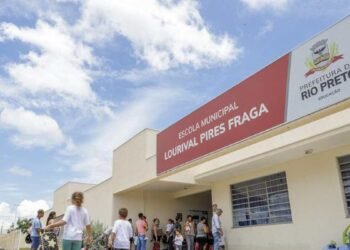 Escola municipal de São José do Rio Preto durante o período de recesso escolar de julho, com atendimento mantido nas creches para famílias inscritas.