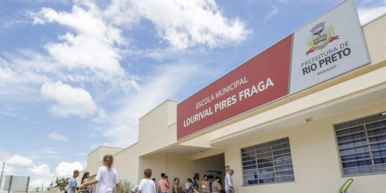 Escola municipal de São José do Rio Preto durante o período de recesso escolar de julho, com atendimento mantido nas creches para famílias inscritas.