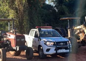 Policiais da PM Ambiental recuperam tratores furtados e uma ensiladeira escondidos em área de mata na região de Rio Preto.