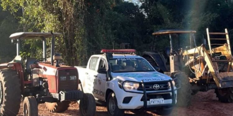 Policiais da PM Ambiental recuperam tratores furtados e uma ensiladeira escondidos em área de mata na região de Rio Preto.