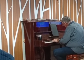 Pianista transforma espera por exames em momento de música no Ultra-X de Rio Preto
