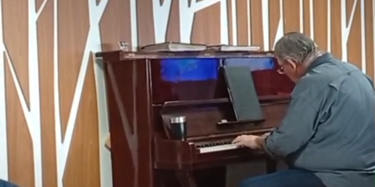 Pianista transforma espera por exames em momento de música no Ultra-X de Rio Preto