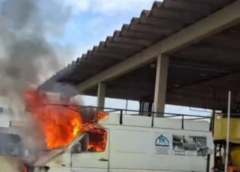 VAN PEGA FOGO EM PRAÇA DE PEDÁGIO NA REGIÃO DE RIBEIRÃO PRETO; NINGUÉM FICA FERIDO
