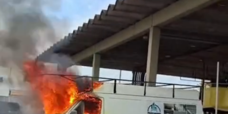 VAN PEGA FOGO EM PRAÇA DE PEDÁGIO NA REGIÃO DE RIBEIRÃO PRETO; NINGUÉM FICA FERIDO