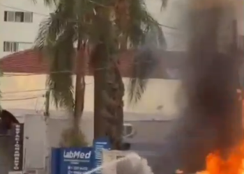 KOMBI PEGA FOGO EM PÁTIO DE POSTO DE COMBUSTÍVEIS EM RIO PRETO