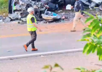 TRAGÉDIA NO PARANÁ: ACIDENTE ENTRE MICRO-ÔNIBUS DA SAÚDE E CARRETA DEIXA 23 MORTOS