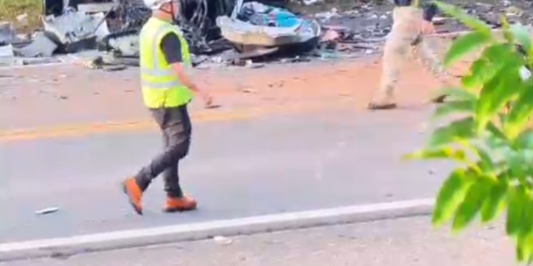 TRAGÉDIA NO PARANÁ: ACIDENTE ENTRE MICRO-ÔNIBUS DA SAÚDE E CARRETA DEIXA 23 MORTOS