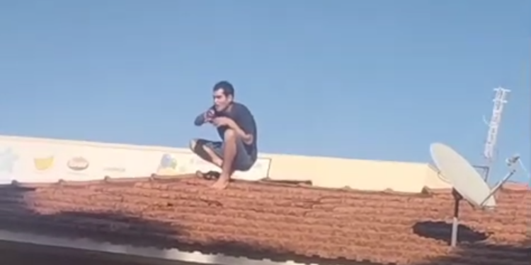 MORADORES TENTAM CONTER HOMEM QUE SUBIU EM TELHADOS NO JARDIM ITAPEMA, EM RIO PRETO