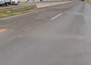 CAMINHÃO CANAVIEIRO TOMBA E INTERDITA TRECHO DE RODOVIA EM MARIÁPOLIS