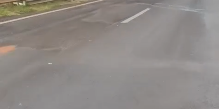CAMINHÃO CANAVIEIRO TOMBA E INTERDITA TRECHO DE RODOVIA EM MARIÁPOLIS