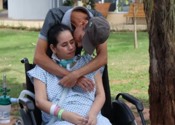 APÓS MAIS DE TRÊS MESES INTERNADA, PACIENTE VIVE MOMENTO EMOCIONANTE AO SENTIR O SOL NOVAMENTE EM CATANDUVA