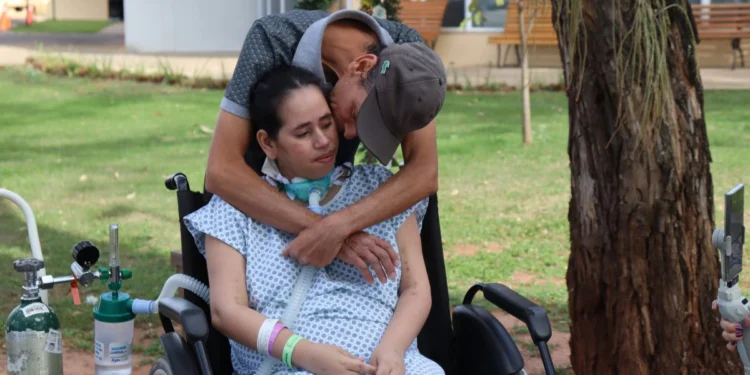 APÓS MAIS DE TRÊS MESES INTERNADA, PACIENTE VIVE MOMENTO EMOCIONANTE AO SENTIR O SOL NOVAMENTE EM CATANDUVA