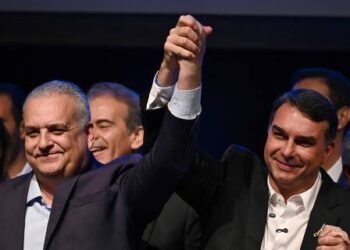 Campanha de Flávio tentou alianças com outros partidos, mas após lideranças do Republicanos, União e PP anunciarem neutralidade, acabou com chapa 'puro-sangue', formada por dois políticos do PL.