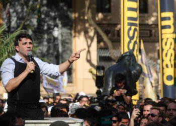 RENAN SANTOS CHEGA DE COLETE À PROVA DE BALAS AO PRIMEIRO ATO DE CAMPANHA EM SÃO PAULO