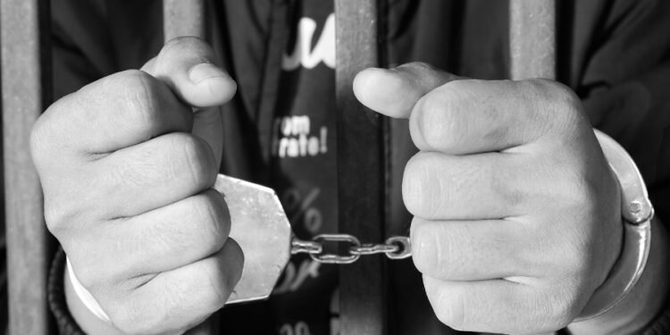 MULHER É AGREDIDA COM PEDAÇO DE MADEIRA E MANTIDA PRESA DURANTE A NOITE EM RIO PRETO; HOMEM É PRESO