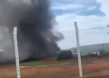 Incêndio de grandes proporções destrói fábrica de sofás em Bálsamo Um incêndio de grandes proporções atingiu uma fábrica de sofás na tarde desta segunda-feira (3), nas proximidades do trevo de Bálsamo, no sentido Mirassolândia. As chamas se espalharam rapidamente e consumiram grande parte da estrutura da empresa, gerando uma intensa mobilização das equipes de emergência. Os primeiros trabalhos de combate ao fogo foram realizados com o apoio de caminhões-pipa da Prefeitura de Bálsamo. Equipes do Corpo de Bombeiros também foram acionadas para controlar as chamas e evitar que o incêndio se alastrasse para áreas próximas. Até o momento, não há confirmação de feridos. As causas do incêndio ainda são desconhecidas e deverão ser investigadas após o controle total da ocorrência. A situação segue em andamento, e novas informações devem ser divulgadas pelas autoridades assim que forem confirmadas.