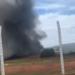 Incêndio de grandes proporções destrói fábrica de sofás em Bálsamo Um incêndio de grandes proporções atingiu uma fábrica de sofás na tarde desta segunda-feira (3), nas proximidades do trevo de Bálsamo, no sentido Mirassolândia. As chamas se espalharam rapidamente e consumiram grande parte da estrutura da empresa, gerando uma intensa mobilização das equipes de emergência. Os primeiros trabalhos de combate ao fogo foram realizados com o apoio de caminhões-pipa da Prefeitura de Bálsamo. Equipes do Corpo de Bombeiros também foram acionadas para controlar as chamas e evitar que o incêndio se alastrasse para áreas próximas. Até o momento, não há confirmação de feridos. As causas do incêndio ainda são desconhecidas e deverão ser investigadas após o controle total da ocorrência. A situação segue em andamento, e novas informações devem ser divulgadas pelas autoridades assim que forem confirmadas.
