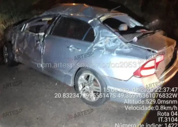MOTORISTA MORRE APÓS CAPOTAR E INVADIR PISTA CONTRÁRIA NA WASHINGTON LUÍS, EM RIO PRETO