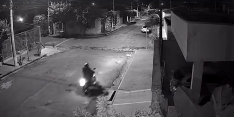 JOVEM DE 20 ANOS LEVA TIROS NA CABEÇA EM NOVA GRANADA; POLÍCIA PRENDE DOIS SUSPEITOS