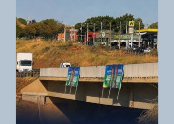 FAIXAS DE PROPAGANDA ELEITORAL EM VIADUTO DE RIO PRETO SERÃO RETIRADAS