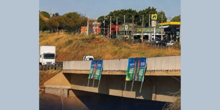 FAIXAS DE PROPAGANDA ELEITORAL EM VIADUTO DE RIO PRETO SERÃO RETIRADAS