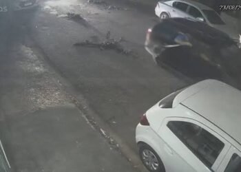 CÂMERAS FLAGRAM CARRO DESPEJANDO RETALHOS DE TECIDO PELAS RUAS DE URUPÊS