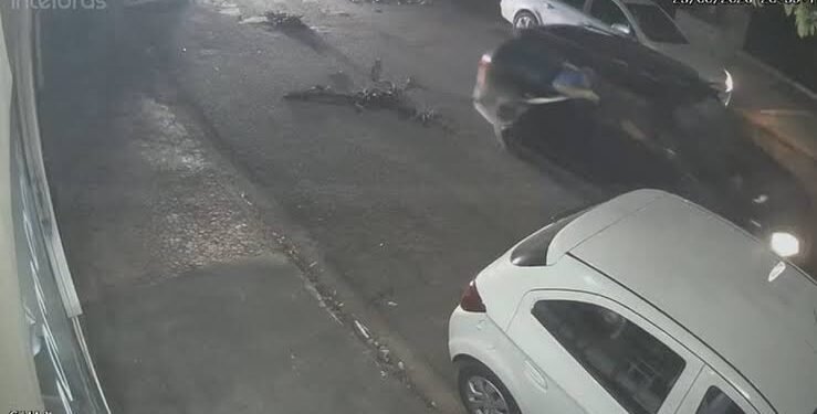 CÂMERAS FLAGRAM CARRO DESPEJANDO RETALHOS DE TECIDO PELAS RUAS DE URUPÊS