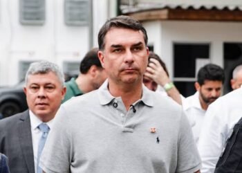 FLÁVIO BOLSONARO APARECE FILIADO AO MISSÃO E REGISTRO DA CANDIDATURA À PRESIDÊNCIA É ADIADO