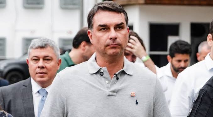 FLÁVIO BOLSONARO APARECE FILIADO AO MISSÃO E REGISTRO DA CANDIDATURA À PRESIDÊNCIA É ADIADO