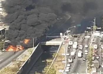 Caminhão-tanque pega fogo na Avenida Aricanduva, em São Paulo