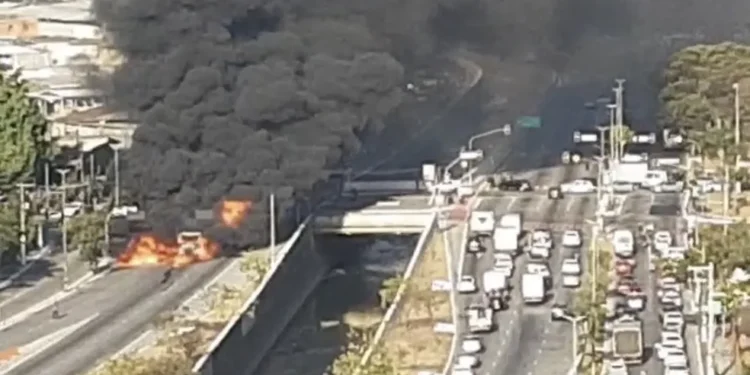 Caminhão-tanque pega fogo na Avenida Aricanduva, em São Paulo