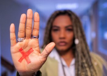 AOS 20 ANOS, LEI MARIA DA PENHA AINDA ENFRENTA O DESAFIO DE FAZER A PROTEÇÃO CHEGAR A TEMPO ÀS MULHERES
