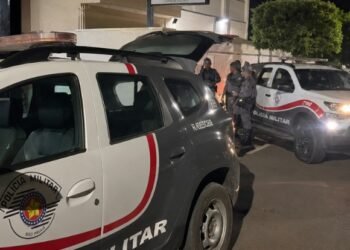 QUATRO HOMENS SÃO PRESOS SUSPEITOS DE HOMICÍDIO EM CEDRAL; ARMA E CARRO SÃO APREENDIDOS