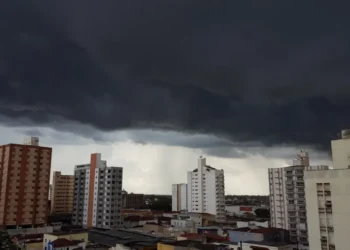 DEFESA CIVIL ALERTA PARA CHUVA PERSISTENTE NESTE DOMINGO E SEGUNDA-FEIRA