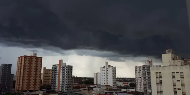 DEFESA CIVIL ALERTA PARA CHUVA PERSISTENTE NESTE DOMINGO E SEGUNDA-FEIRA